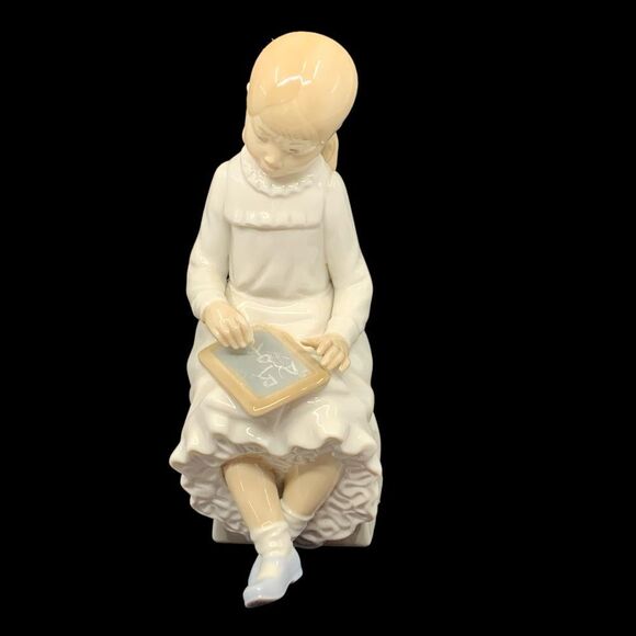 Lladro‎ Nao #117 Girl Writing on Chalkboard Retired Porcelain Figurine READ